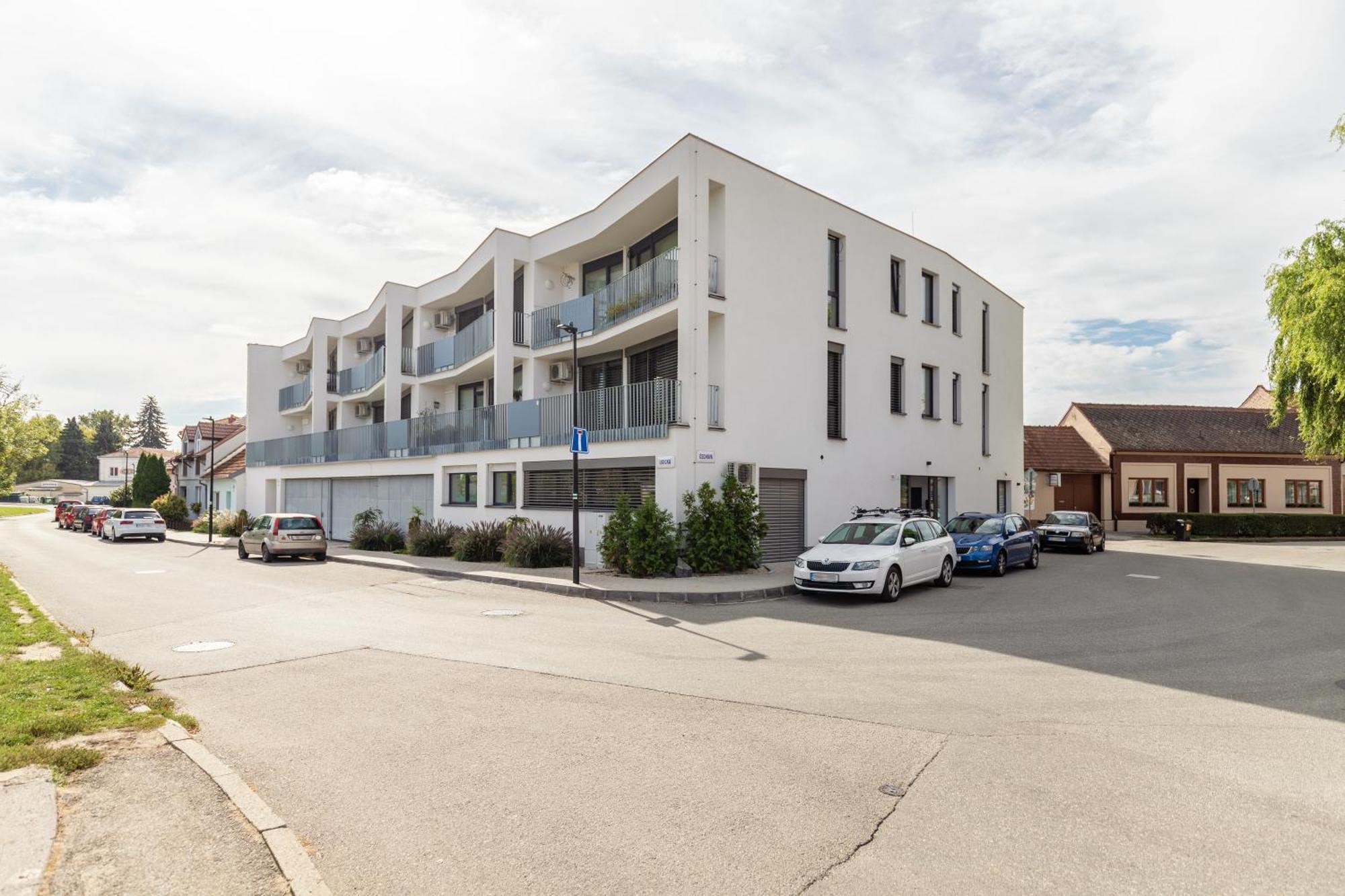 Fully Equipped Apartments With Terraces, Free Garage Parking, Netflix & Ac - By Apartmany Slapanice Cz Exterior foto